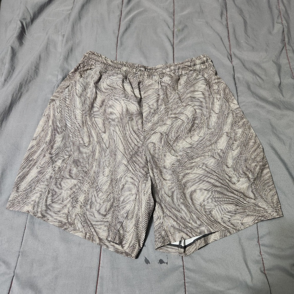 Lululemon Men's Geometric Pace Breaker Shorts Size M Unlined